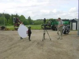 Kamera på stativ och reflexskärm under filminspelning